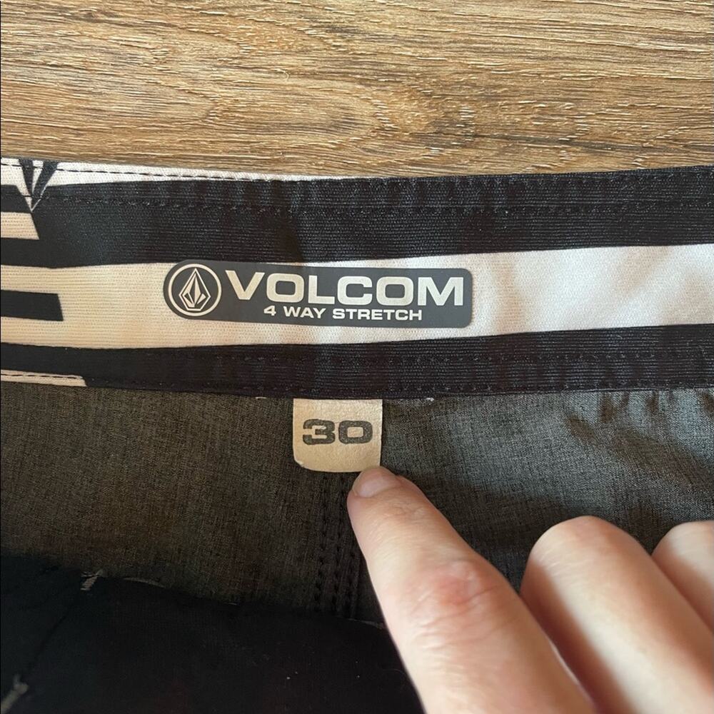 Volcom Gray 4 Way Stretch Board Shorts Size 30 - image 2